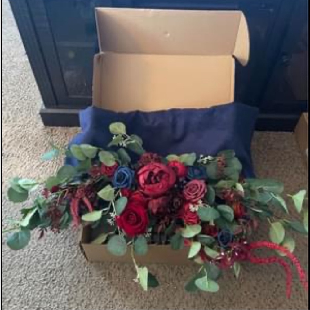 Ling’s moment navy burgundy swag with navy tablecloth